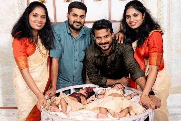 ஒரே நாளில் திருமணம் செய்து, ஒரே நாளில் குழந்தை பெற்ற இரட்டை சகோதரிகள்