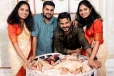 ஒரே நாளில் திருமணம் செய்து, ஒரே நாளில் குழந்தை பெற்ற இரட்டை சகோதரிகள்