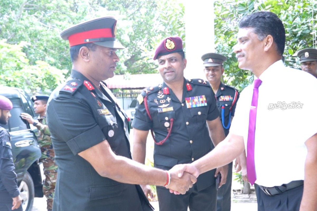 வடக்கு மாகாண ஆளுநருடன் யாழ். கட்டளை தளபதி சந்திப்பு | Jaffna Commander Meets With Governor
