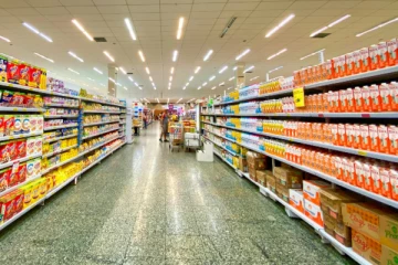 பல்பொருள் அங்காடியில் குழந்தைகளை தாக்கியவரை தேடுகிறது பொலிஸ்