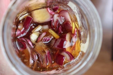 தேனில் ஊறவைத்த வெங்காயத்தை சாப்பிட்டால் கிடைக்கும் நன்மைகள் இவ்வளவா?