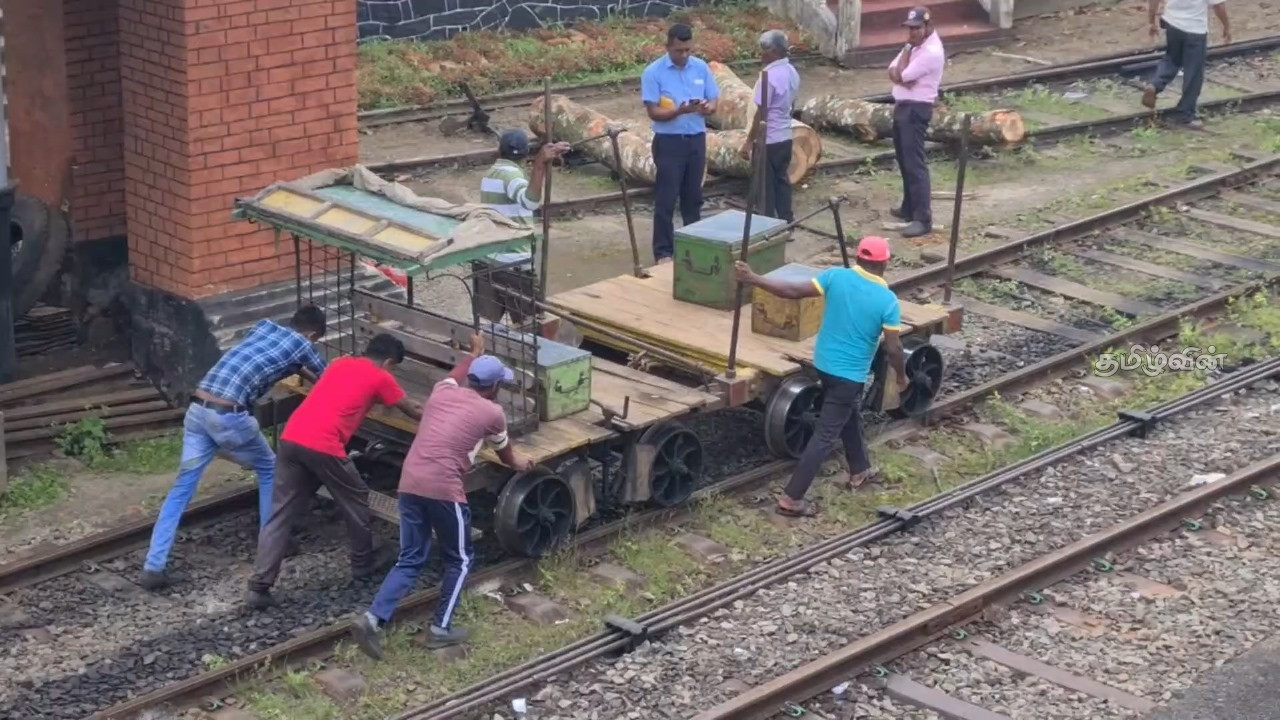 மலையக தொடருந்து பாதையில் ஏற்பட்டுள்ள சிக்கல்கள் 4 Gallery