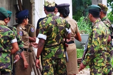 வீடொன்றிற்கு முன்பாக மீட்கப்பட்ட சடலம்; பொலிஸார் குழப்பம்