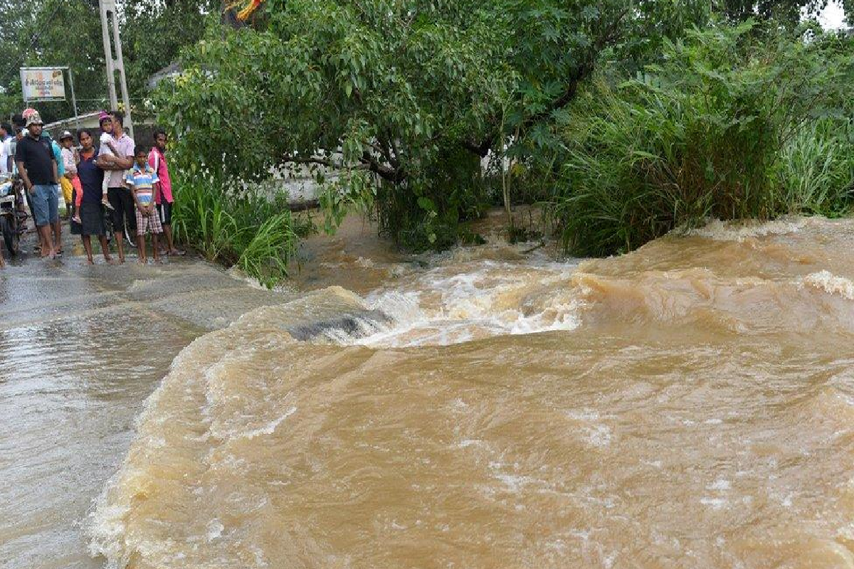 சீரற்ற காலநிலை; இந்த பகுதிகளுக்கு வெள்ள அபாய எச்சரிக்கை | Adverse Weather Flood Alert Issued For These Areas