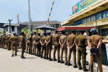 கொழும்பில் பதற்றம்: அணித்திரண்டுள்ள இலங்கை துறைமுக அதிகார சபை ஊழியர்கள் (video)