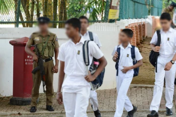 பாடசாலை மாணவர்களிடம் காவல் துறை அதிகாரிகள் என கூறி கொள்ளை!