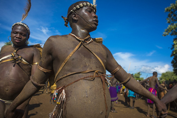 ரத்தம் குடித்து தொப்பையை வளர்க்கும் திருமணமாகாத ஆண்கள்.... ஏன் தெரியுமா? | Bizarre Tradition Men With Big Belly