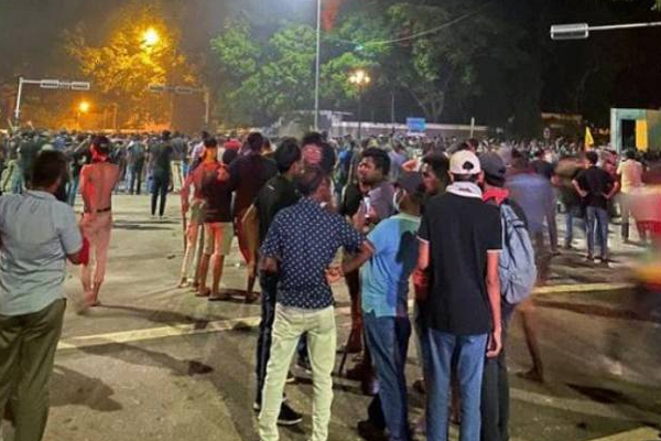 பிரதமர் ரணிலின் வீட்டிற்கு தீ வைத்தது யார்? பின்னணியில் இவர்களா? | Who Set Fire To Prime Minister Ranil S House