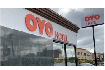 பிரபல OYO ஹோட்டலில் ரகசிய கேமரா - நெருக்கமாக இருக்கும் வீடியோ காட்டி மிரட்டிய 4 பேர் கைது - அதிர்ச்சி சம்பவம்...!
