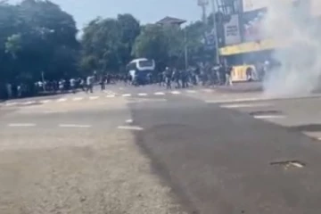 අග්‍රාමාත්‍ය කාර්යාලය අසල කදුළු ගෑස් ප්‍රහාරයක් - උණුසුම් තත්ත්වයක්..(VIDEO/PHOTOS))