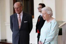 கொரோனா தடுப்பூசியை செலுத்தி கொண்டனர் இங்கிலாந்து ராணி - கணவர்!