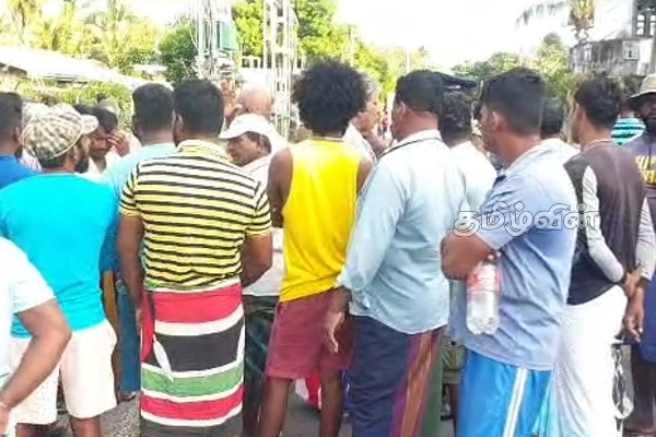 திருகோணமலையில் சட்டவிரோத கடற்றொழிலுக்கு எதிராக ஆர்ப்பாட்டம் (Photos) | Protest Against Illegal Fishing In Trincomalee