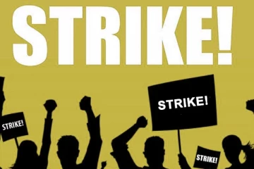 පිරිසක් ජල ටැංකියක නැග විරෝධතාවයක..