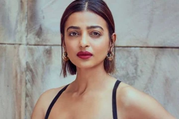 டூ-பீஸ் ஆடையில் வாய்ப்பிளக்க வைத்த நடிகை ராதிகா ஆப்தே! புகைப்படம் இதோ..