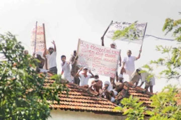 கூரைமேல் ஏறி வெலிக்கடைக் கைதிகள் போராட்டம்! இரண்டாவது நாளாகவும் தொடர்கிறது