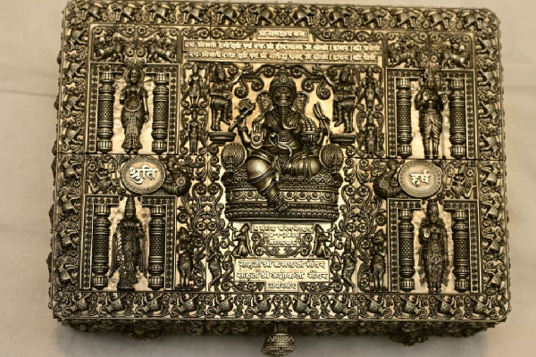 மகளின் திருமணத்திற்கு வெள்ளியால் ஆன அழைப்பிதழ் ; விலையை கேட்டா ஆடிப்போயிருவீங்க | Daughter S Wedding Invites Made Of Silver மகளின் திருமணத்திற்கு வெள்ளியால் ஆன அழைப்பிதழ் ; விலையை கேட்டா ஆடிப்போயிருவீங்க | Daughter S Wedding Invites Made Of Silver