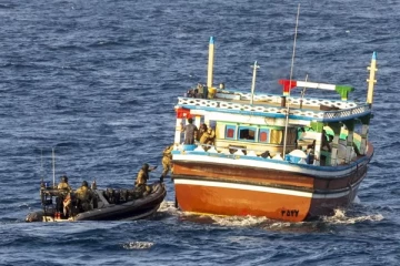 சந்தேகத்துக்குரிய படகு ஒன்றை சுற்றி வளைத்த பிரித்தானிய கடற்படை: படகில் எவ்வளவு போதைப்பொருள் இருந்தது தெரியுமா?