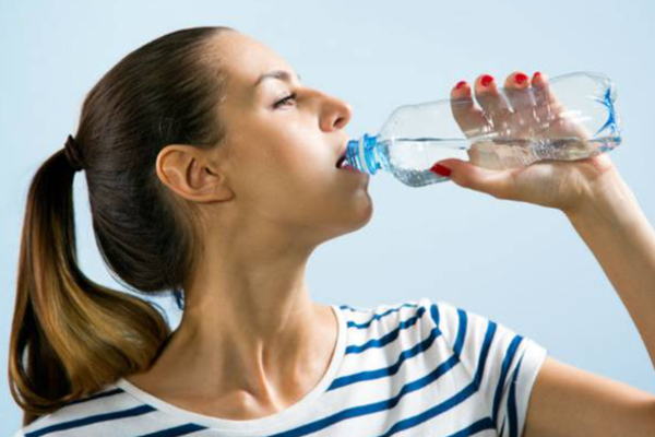 தண்ணீர் குடிப்பது  இவ்வளவு ஆபத்துகளை ஏற்படுத்துமா...கவனம் தேவை | Does Drinking Water Cause So Many Dangers