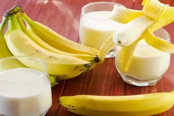 பாலும், பழமும் ஒரே நேரத்தில் சாப்பிடலாமா?