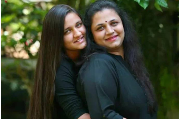 அம்மாவையே மிஞ்சிய பேரழகு... 90ஸ் கனவுக்கன்னி சிவரஞ்சனியின் அழகிய மகளுக்கு அடித்த அதிர்ஷ்டம்! | Actress Sivaranjini Daughter New Film