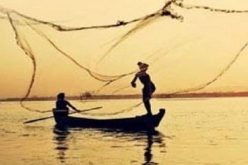 மீன்பிடி வலையில் சிக்கி இளம் மீனவரொருவர் உயிரிழப்பு