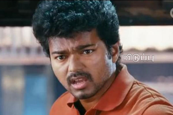 ஹீரோயின் அம்மாவுக்கு குளிக்கும் போது சோப்பு போட்ட விஜய்.. வீடியோவை வைரலாக்கும் ரசிகர்கள் | Vijay Movie Scene Viral On Net