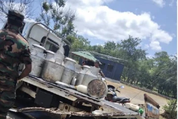 நெடுங்கேணி ஒட்டுசுட்டான் இராணுவ வாகனம் விபத்து: ஆயிரக்கணக்கான லீட்டர் பால் விரயம்