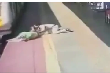 ஓடும் ரயிலில் ஏற முயன்றபோது தவறி விழுந்த பெண் - ஓடிச் சென்று காப்பாற்றிய காவலர் - வீடியோ வைரல்