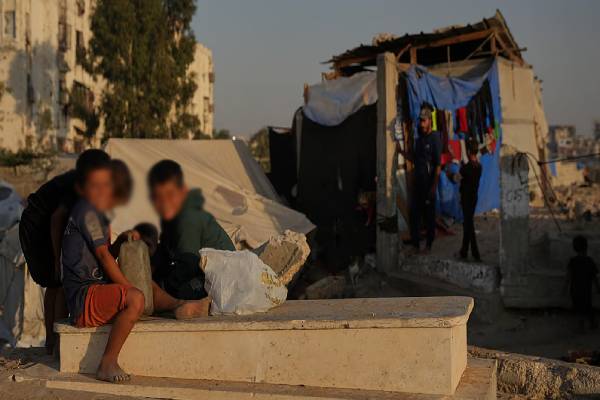காசாவின் மயானங்களில் தஞ்சமடைந்த பாலஸ்தீன குடும்பங்கள் | Palestinian Families Sheltering Gaza S Cemeteries காசாவின் மயானங்களில் தஞ்சமடைந்த பாலஸ்தீன குடும்பங்கள் | Palestinian Families Sheltering Gaza S Cemeteries