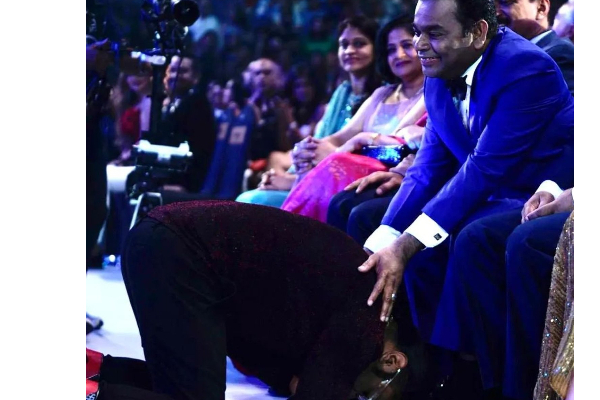 திடீரென்று ஏ.ஆர்.ரஹ்மான் காலில் விழுந்த பிரபல பாடகர்.....ஷாக்கில் உறைந்த அரங்கம்! தீயாய் பரவும் வீடியோ | Yo Yo Honey Singh Touches A R Rahman