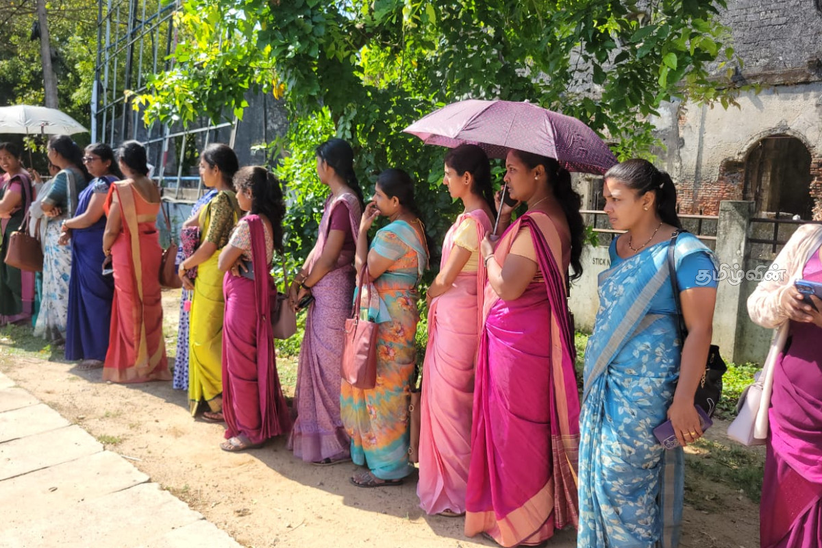 சுயநலவாதிகளின் சதிக்கு இடம் கொடுக்காது நீதியை தரவேண்டும் - யாழில் ஆசிரியர்கள் போராட்டம் | Teachers Strike In Jaffna