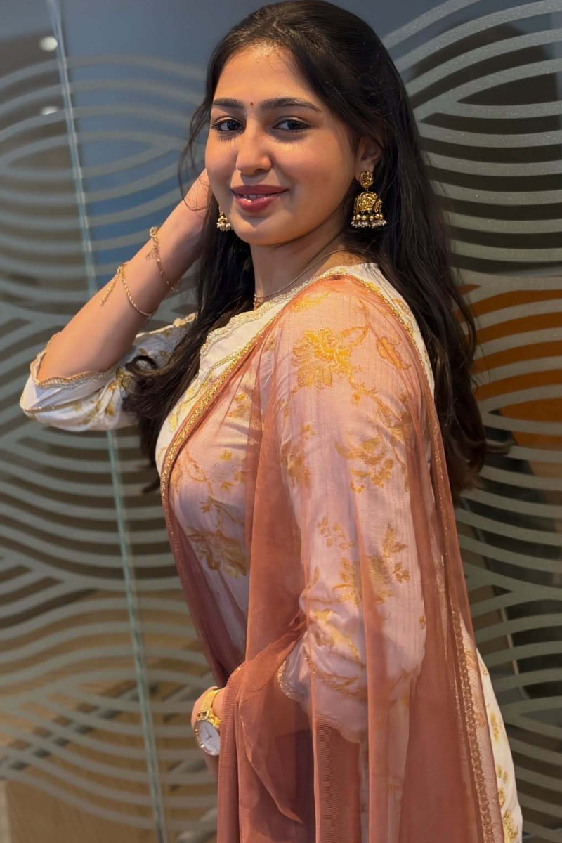 நடிகையாகும் தேவயானியின் மகள் பிரியங்கா.. வெளியிட்ட போட்டோஷுட்டைப் பாருங்க | Devayani Daughter Priyanka Photos Viral