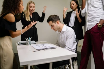 இந்த ராசிக்காரர்கள் எப்பொழுதும் யாரையாவது குறை சொல்லிக் கொண்டே இருப்பார்களாம்