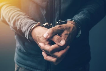 யாழில் 11 பிடியாணைகளுடன் சிக்காமல்  தலைமறைவாக இருந்த நபர் மாட்டினார்!