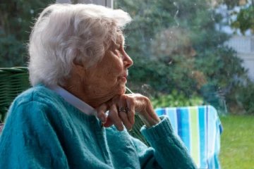 போலி விண்வெளி வீரருடன் காதலில் விழுந்த மூதாட்டி ; பல லட்சம் மாயம்