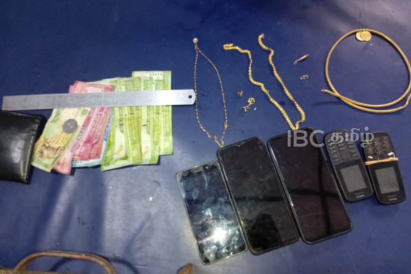 யாழில் களவாடப்பட்ட பெருந்தொகை நகைகள்: ஒருவர் கைது | Large Amount Of Valuable Jewelry Stolen In Jaffna