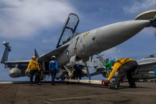 மத்திய கிழக்கில் அதிரடியாக களமிறங்கிய USS Abraham Lincoln.. ட்ரம்பின் மறைமுக யுக்தி! | Uss Abraham Lincoln Arrives Middle East Iran Us