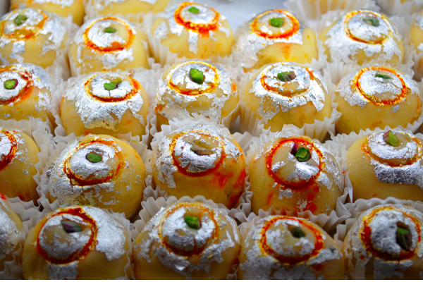 இதைப் படித்தால் ஒரு நிமிஷம் Sweet சாப்பிடவே யோசிப்பீங்க!!! அதிர்ச்சி தகவல்கள் | Is It Safe To Eat Sweets Coated With Silver Foil