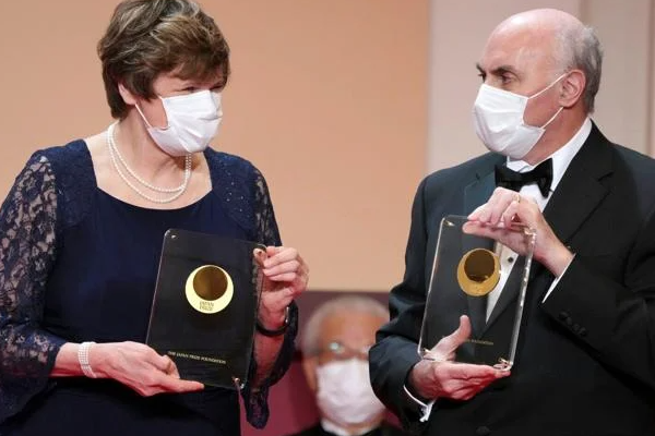 இந்த ஆண்டின் மருத்துவத்திற்கான நோபல் பரிசு இருவருக்கு | This Year S Nobel Prize In Medicine Goes To Two