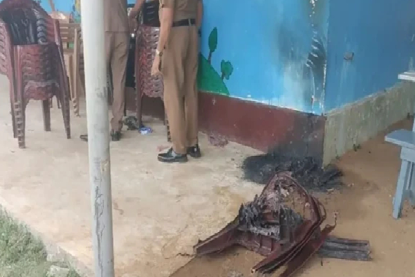 பாலர் பாடசாலைக்கு தீ வைத்த மூடர்கள்; தமிழர் பிரதேசத்தில் சம்பவம் | Fools Set Fire To Preschool Incident In Tamil Area