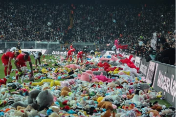 கால்பந்து மைதானம் முழுக்க பொம்மைகளை வீசிய துருக்கி ரசிகர்கள்! நெஞ்சை நெகிழவைக்கும் செயல்