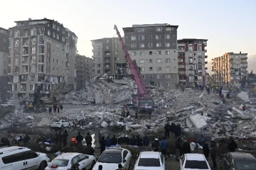 மீண்டும் துருக்கியில் நிலநடுக்கம்; இடிந்து விழுந்த கட்டிடங்கள்!