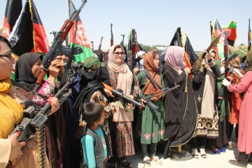 ஆயுதங்களுடன் வீதிக்கிறங்கிய ஆப்கானிஸ்தான் பெண்கள்!