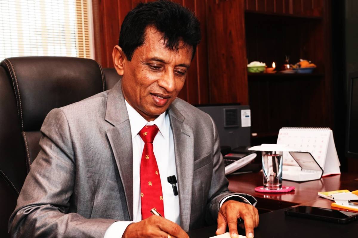 மோட்டார் போக்குவரத்து ஆணையாளர் நாயகம் சிஐடியினரால் கைது! | Cid Arrests Motor Traffic Chief Over Fraud மோட்டார் போக்குவரத்து ஆணையாளர் நாயகம் சிஐடியினரால் கைது! | Cid Arrests Motor Traffic Chief Over Fraud