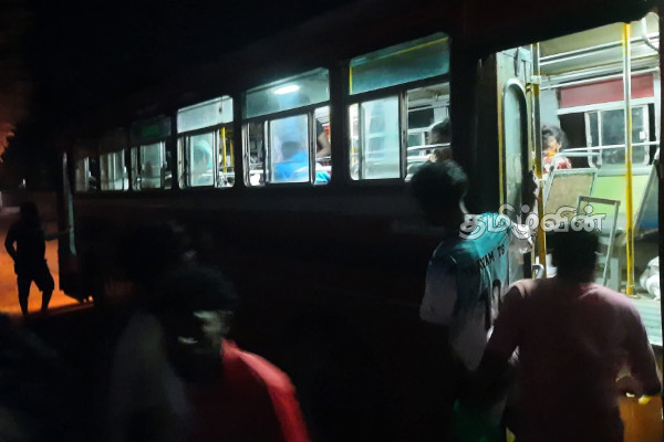 பழுதடைந்த அரச பேருந்தை தள்ளித்திரியும் வடமராட்சி கிழக்கு மக்கள்! | Vadamaratchi East Push Broken Government Bus