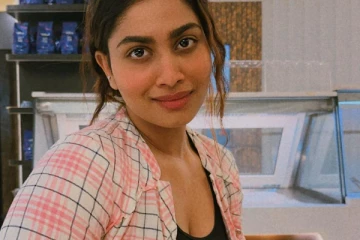 ஷிவானி நாராயணன் ட்ரெண்டி உடையில் ஹாட் போஸ்