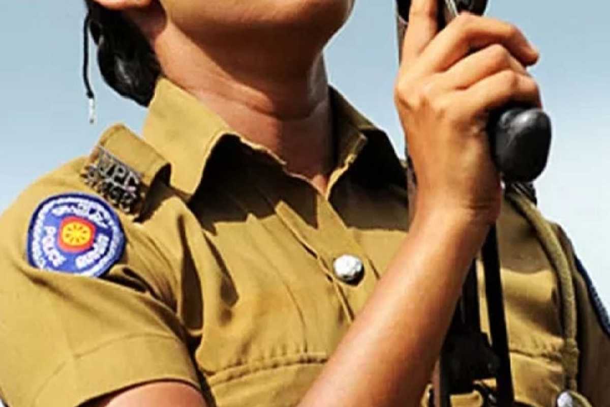 பெண் காவல்துறை உத்தியோகத்தருடன் தவறான நடத்தை : காவல்துறை உத்தியோகத்தர் பணிநீக்கம் | Constable Interdicted For Allegedly On Wpc S Lap பெண் காவல்துறை உத்தியோகத்தருடன் தவறான நடத்தை : காவல்துறை உத்தியோகத்தர் பணிநீக்கம் | Constable Interdicted For Allegedly On Wpc S Lap