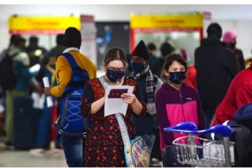 வெளிநாடுகளில் இருந்து இந்தியா வரும் பயணிகளுக்கு 7 நாட்கள் தனிமை கட்டாயம் - மத்திய அரசு அறிவிப்பு