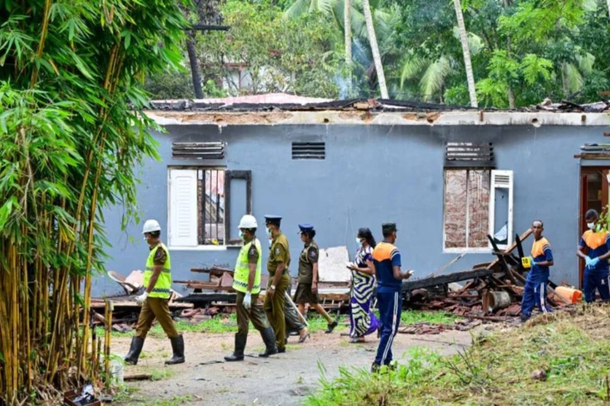 தென்னிலங்கையில் வீட்டுக்குள் இருந்த இருவர் மீது துப்பாக்கிச்சூடு | Two People Inside The House Shot From Galle தென்னிலங்கையில் வீட்டுக்குள் இருந்த இருவர் மீது துப்பாக்கிச்சூடு | Two People Inside The House Shot From Galle