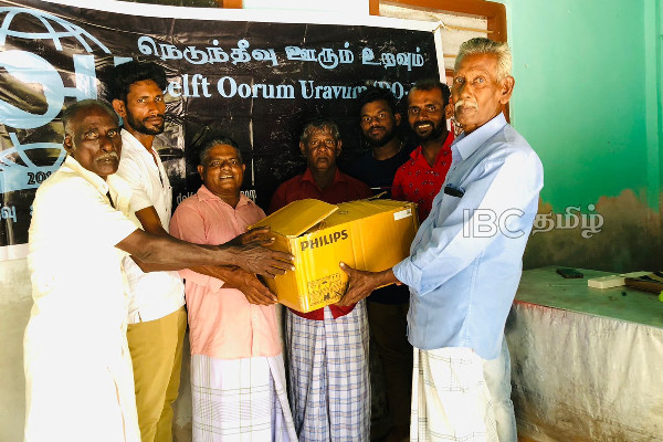 நெடுந்தீவு ஊரும் உறவு நிறுவனத்தினால் மின்குமிழ்கள் வழங்கிவைப்பு | Neduntheevu Urum Uravum Electric Bulbs Sl